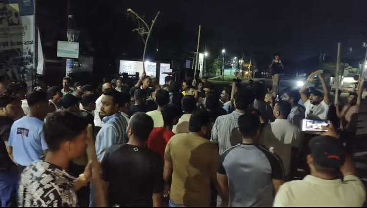 কক্সবাজারে মনোনয়ন না পাওয়ায় মোহাম্মদ আবদুল্লাহর সমর্থকেরা সড়ক অবরোধ ও কলাগাছ রোপণ করে প্রতীকী প্রতিবাদ করেন। ছবি: আজকের পত্রিকা