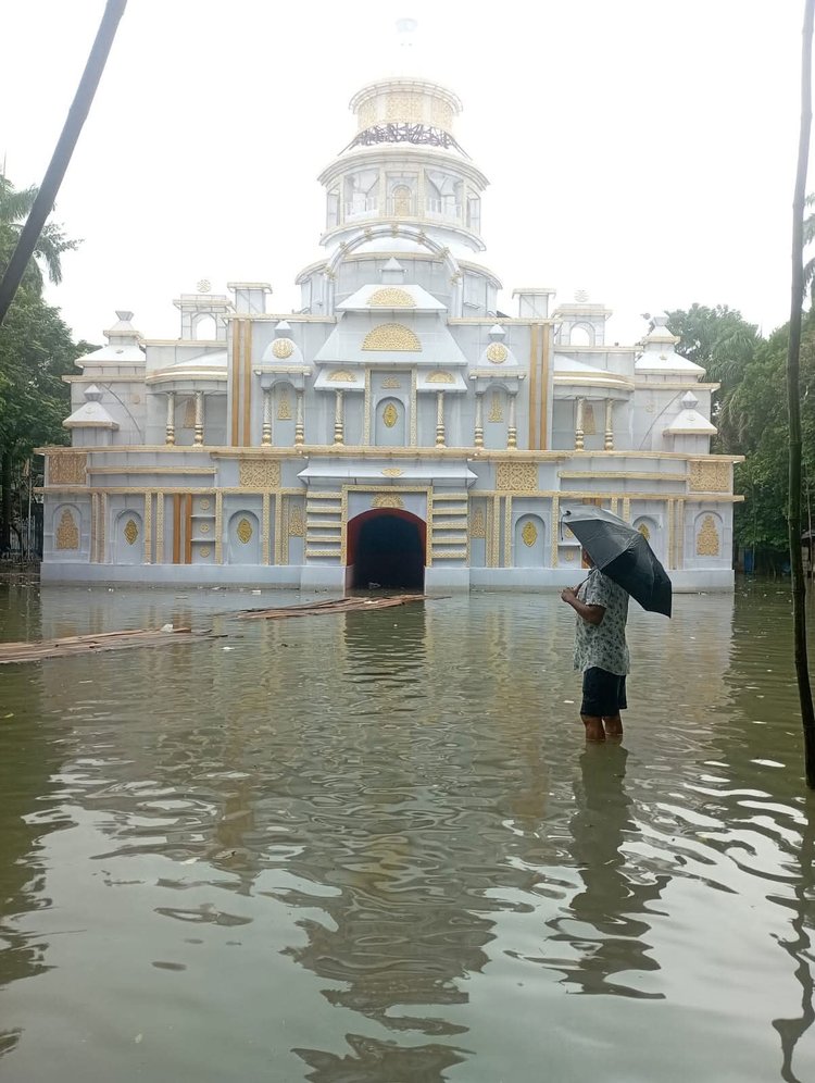মুষলধারে বৃষ্টির ফলে পুরো শহর ডুবে গেছে। ছবি: কলকাতা প্রতিনিধি