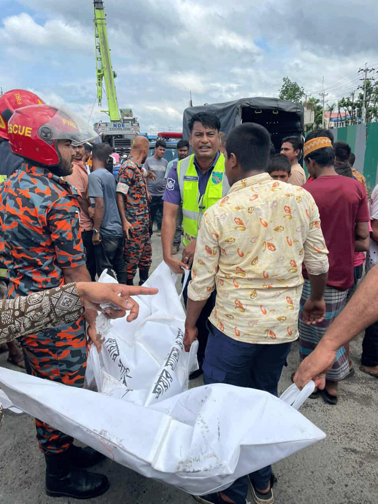 দূঘটনা কবলিত লরি, পাইভেটকার ও আটোরিকশা। ছবি: আজকের পত্রিকা