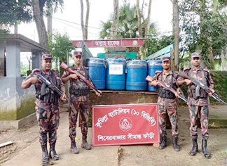 বিজিবির হাতে জব্দকৃত বাজি ও চিংড়ির রেণু। ছবি: আজকের পত্রিকা