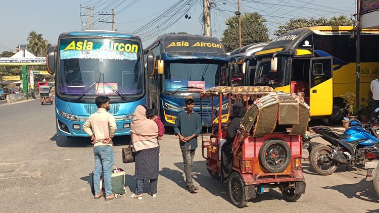 বাস বন্ধ রাখায় দুর্ভোগে যাত্রীরা। ছবি: আজকের পত্রিকা