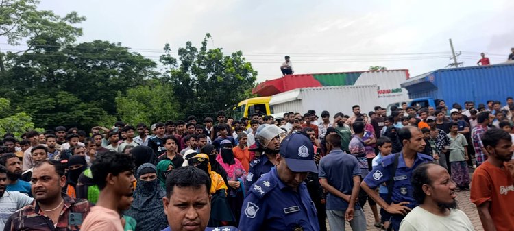 ঢাকা-চট্টগ্রাম মহাসড়কের চট্টগ্রামমুখী লেন অবরোধ করেন শ্রমিকেরা। ছবি: আজকের পত্রিকা