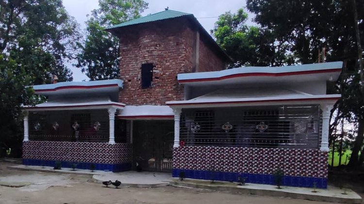 চৌদ্দগ্রাম উপজেলার আলকরা ইউনিয়নের লক্ষ্মীপুর গ্রামে ফয়েজ আহমেদের নতুন ভবন। ছবি: আজকের পত্রিকা