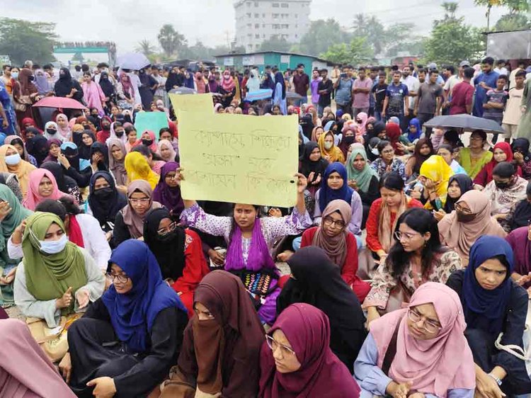 ঢাকা-চট্টগ্রাম মহাসড়কের কুমিল্লার কোটবাড়ি এলাকা অবরোধ করে শিক্ষার্থীদের বিক্ষোভ। ছবি: আজকের পত্রিকা
