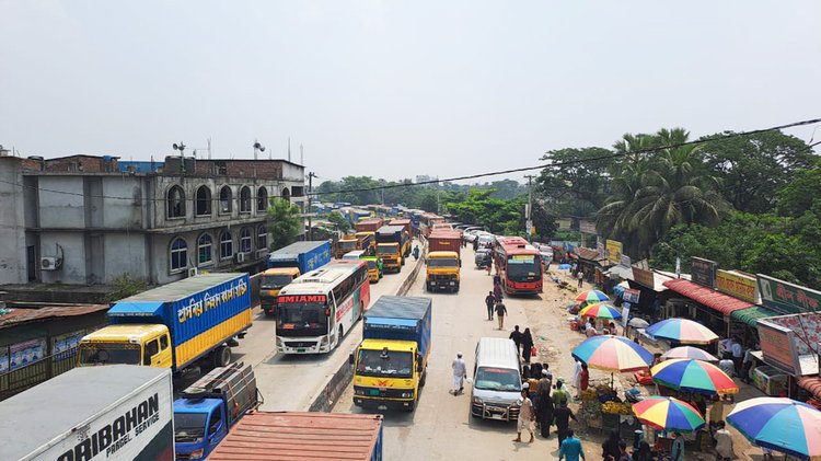 ঢাকা-চট্টগ্রাম মহাসড়কে ৩০ কিলোমিটার তীব্র যানজট। ছবি: আজকের পত্রিকা