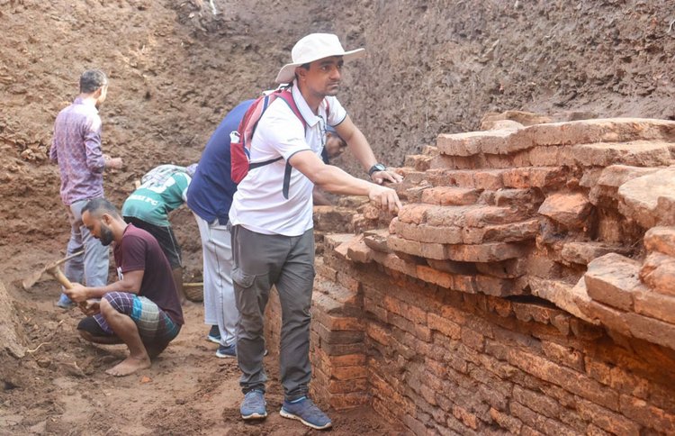 কুমিল্লার লালমাইয়ে প্রত্নতাত্ত্বিক নিদর্শনের সন্ধান পাওয়ার পর চলছে খননকাজ। আজ সোমবার উপজেলার বারপাড়া ইউনিয়নের ধর্মপুর গ্রামে। ছবি: আজকের পত্রিকা