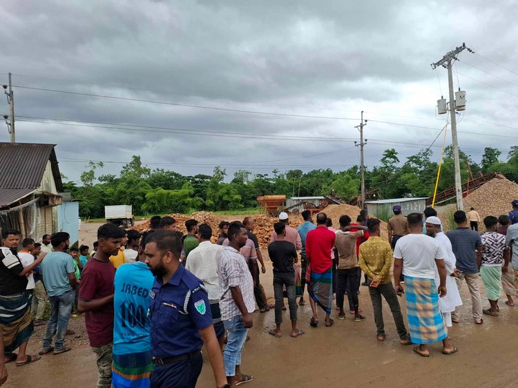 কোম্পানীগঞ্জে ১৫টি ক্রাশার মিলের বিদ্যুৎ-সংযোগ বিচ্ছিন্ন। ছবি: আজকের পত্রিকা