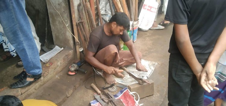 কোরবানির পশু জবাইয়ের কাজে ব্যবহৃত দা, ছুরি, চাপাতিসহ বিভিন্ন লোহার সরঞ্জাম তৈরিতে ব্যস্ত সময় পার করছেন কামারেরা। ছবি: আজকের পত্রিকা