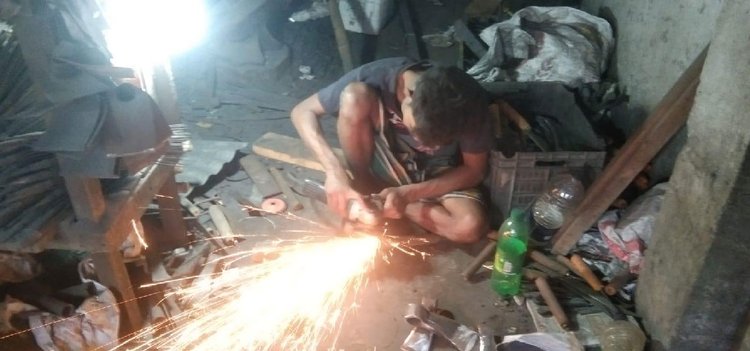 কোরবানির পশু জবাইয়ের কাজে ব্যবহৃত দা, ছুরি, চাপাতিসহ বিভিন্ন লোহার সরঞ্জাম তৈরিতে ব্যস্ত সময় পার করছেন কামারেরা। ছবি: আজকের পত্রিকা