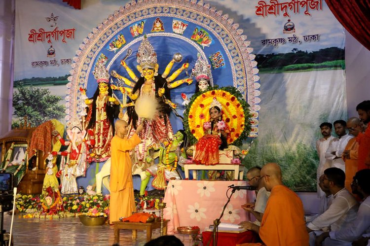 মহাঅষ্টমী উপলক্ষে রাজধানীর রামকৃষ্ণ মিশনে কুমারী পূজায় দেবীর আসনে বসানো হয় লাবণ্য চ্যাটার্জিকে। ছবি: আজকের পত্রিকা