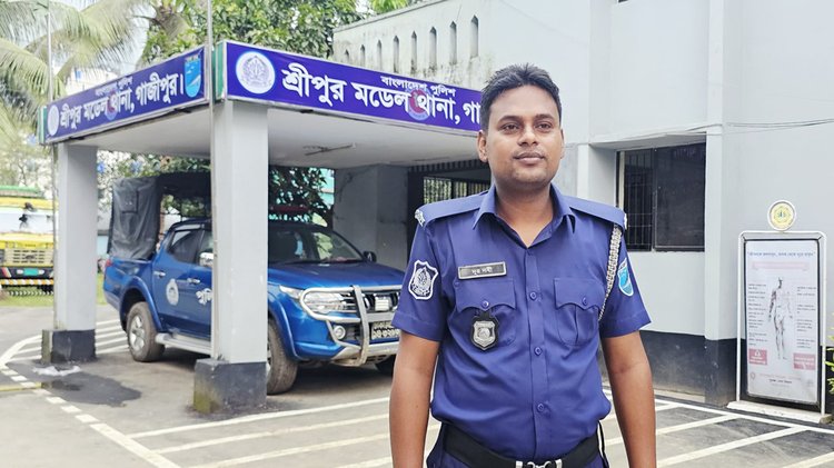 কনস্টেবল নুরুন্নবী। ছবি: আজকের পত্রিকা