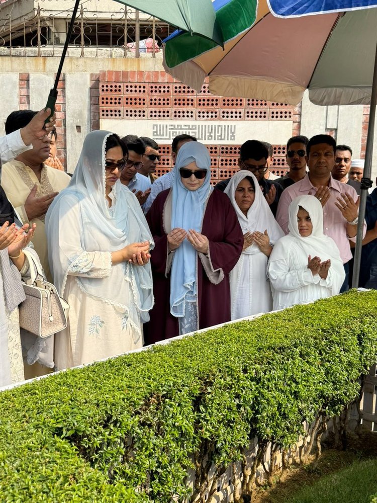আরাফাত রহমান কোকোর কবর জিয়ারত করেছেন তাঁর স্ত্রী সৈয়দা শামিলা রহমান ও জোবাইদা রহমান। ছবি: সংগৃহীত