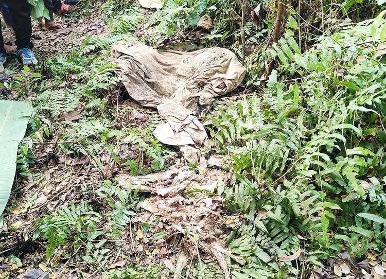 কবর খোঁড়ার পর পাশে কাফনের কাপড় ফেলে রাখা হয়। ছবি: আজকের পত্রিকা