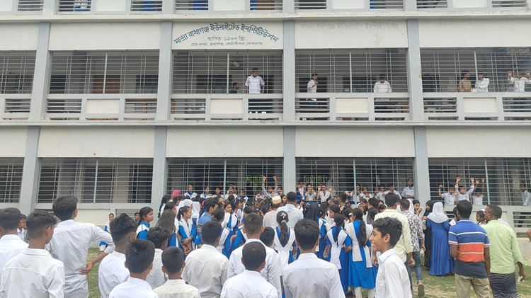 প্রধান শিক্ষককে গণপিটুনি দিয়ে পুলিশের হাতে তুলে দেয় শিক্ষার্থী ও এলাকাবাসী। ছবি: আজকের পত্রিকা