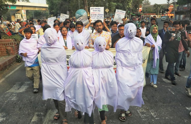 শুক্রবার বিকেলে ঢাকা বিশ্ববিদ্যালয়ের রাজু ভাস্কর্যের সামনে থেকে ‘কাফন মিছিল’ বের করে বাংলাদেশ ছাত্র ফেডারেশন। ছবি: আজকের পত্রিকা