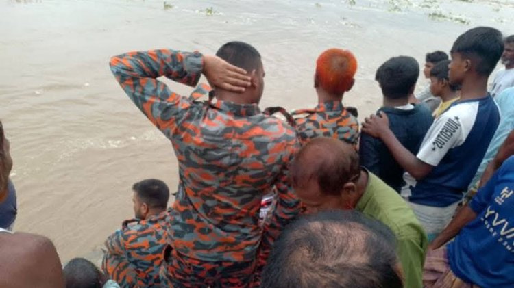 স্থানীয়‌দের সঙ্গে ফায়ার সা‌র্ভিসের উদ্ধারকর্মীরা ঘটনাস্থ‌লে পৌঁছে নি‌খোঁজ ব‌্যক্তির সন্ধা‌নে অভিযান শুরু ক‌রে। ছবি: আজকের পত্রিকা