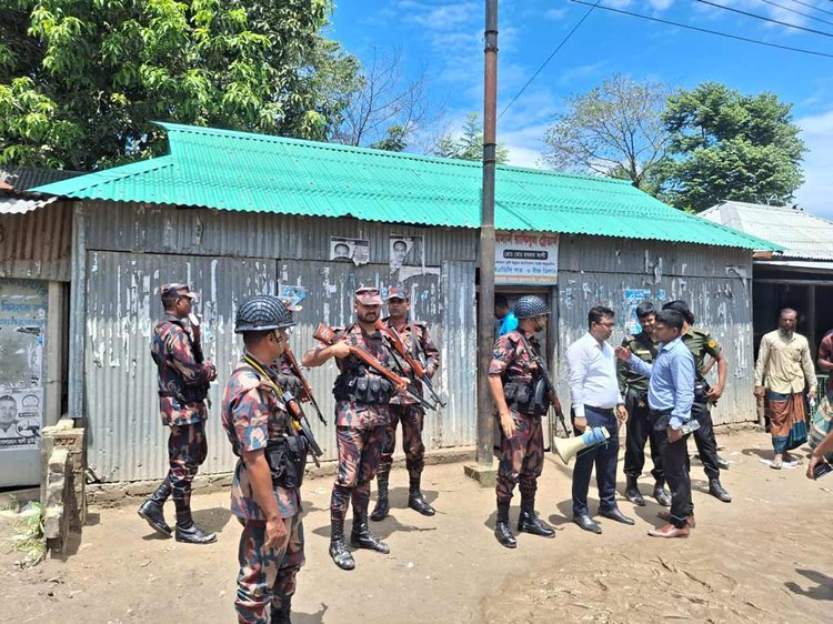 উপজেলা নির্বাহী কর্মকর্তা অমৃত দেব নাথ ঘটনাস্থলে পৌঁছে মাইকে পর্যাপ্ত সার সরবরাহের বিষয়টি কৃষকদের জানান। ছবি: আজকের পত্রিকা