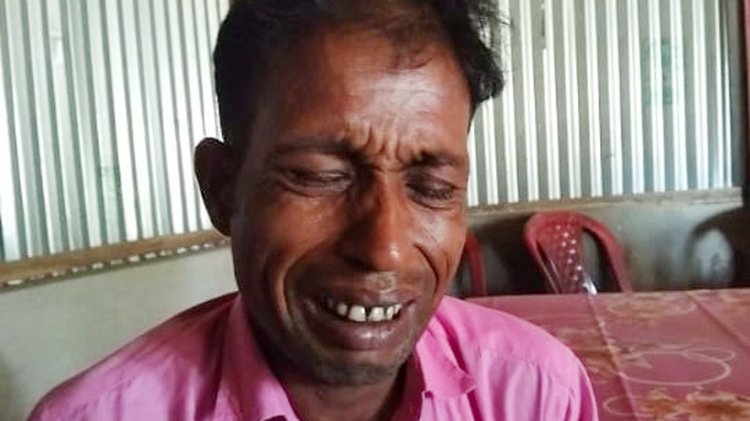 মার খেয়ে কাঁদছিলেন ভুক্তভোগী বাদী। ছবি: সংগৃহীত
