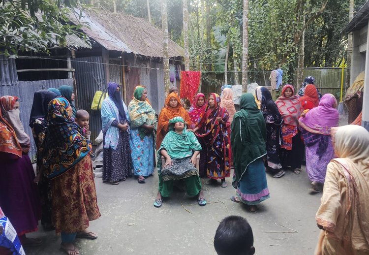মমিনুলের বাড়িতে শোকার্ত স্বজন ও এলাকাবাসী। ছবি : আজকের পত্রিকা