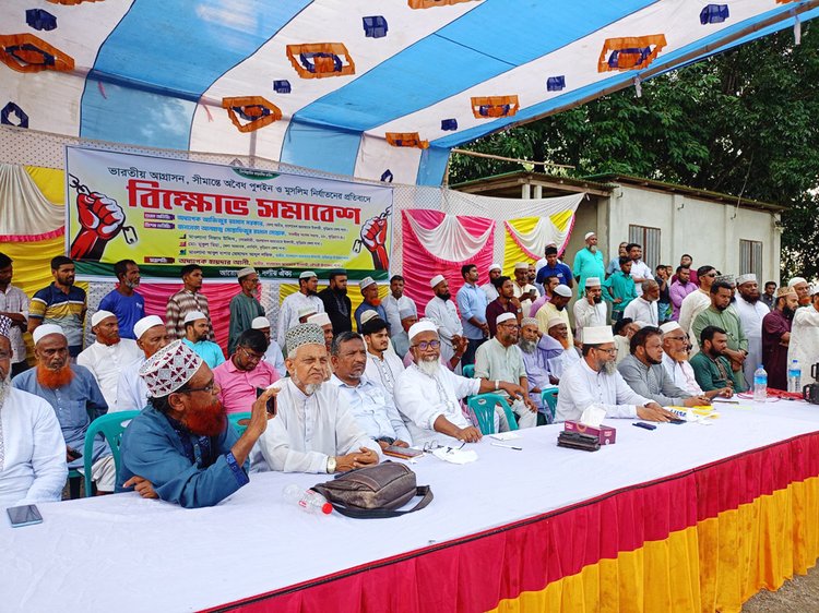সমাবেশ শেষে একটি বিক্ষোভ মিছিল সীমান্ত এলাকার বিভিন্ন সড়ক প্রদক্ষিণ করে। ছবি: আজকের পত্রিকা