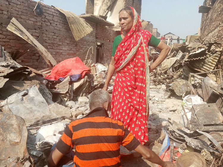 মঙ্গলবার কড়াইল বস্তিতে ভয়াবহ আগুনে ঘরবাড়ি-দোকান পুড়ে এখন নিঃস্ব খাদিজা বেগম। ছবি: আজকের পত্রিকা