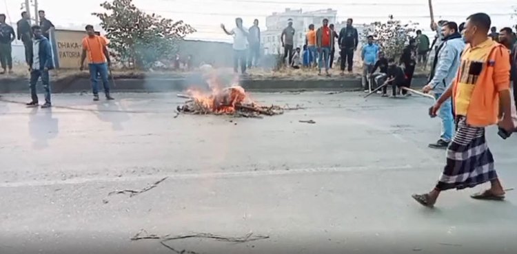 কারখানা খুলে দেওয়ার দাবিতে চন্দ্রা-নবীনগর মহাসড়ক অবরোধ। ছবি: আজকের পত্রিকা