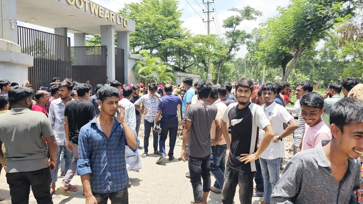 গাজীপুরের শ্রীপুরে দুই মাসের বকেয়া বেতন ও ঈদ বোনাসের দাবিতে শনিবার সকালে কর্মবিরতি ও বিক্ষোভে নেমেছেন এম কে ফুটওয়্যার কারখানার শ্রমিকরা। ছবি: আজকের পত্রিকা