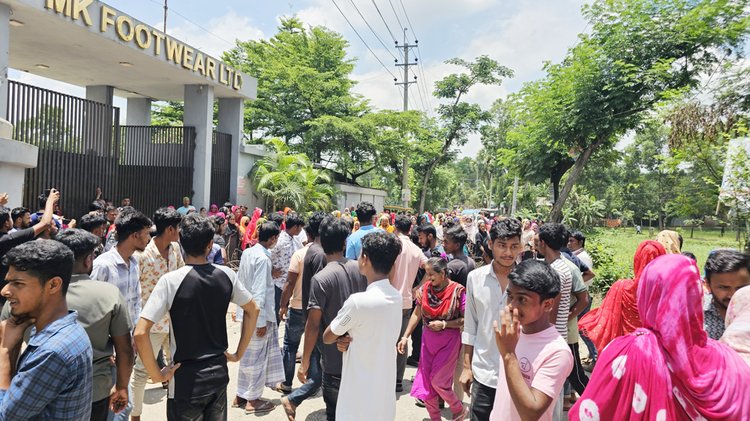 গাজীপুরের শ্রীপুরে দুই মাসের বকেয়া বেতন ও ঈদ বোনাসের দাবিতে শনিবার সকালে কর্মবিরতি ও বিক্ষোভে নেমেছেন এম কে ফুটওয়্যার কারখানার শ্রমিকরা। ছবি: আজকের পত্রিকা