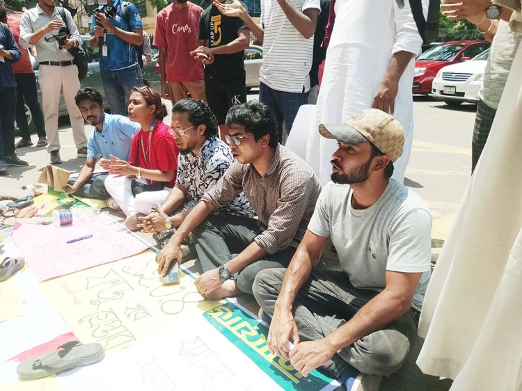 আজ সোমবার জাতীয় প্রেসক্লাবের সামনে চাকরিতে আবেদনের বয়সসীমা অস্থায়ীভাবে ৩৫ বছর করার দাবিতে অবস্থান কর্মসূচি। ছবি: আজকের পত্রিকা