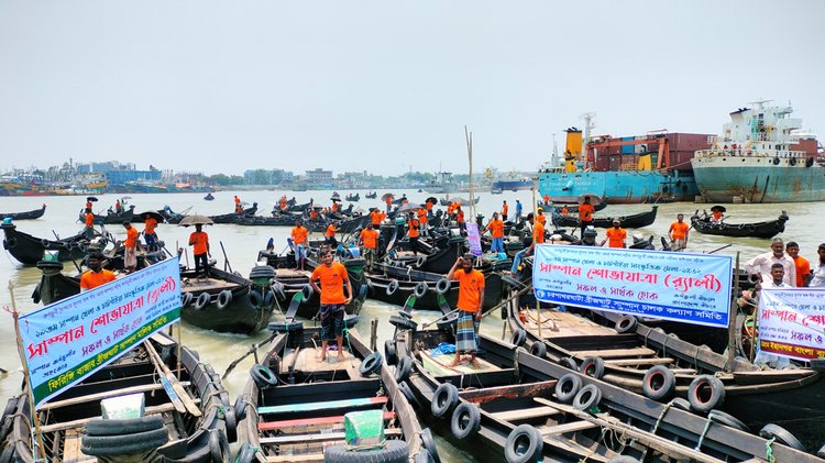 কর্ণফুলীতে সাম্পান শোভাযাত্রা। ছবি: আজকের পত্রিকা
