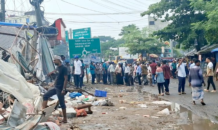 মইজ্জ্যারটেক মোড়ে প্রশাসনের অবৈধ স্থাপনা উচ্ছেদ। ছবি: আজকের পত্রিকা