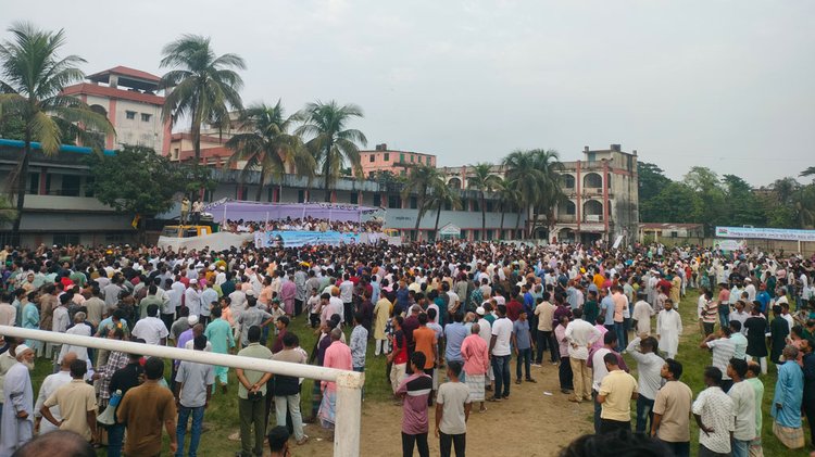 কর্ণফুলীর এ জে চৌধুরী কলেজ মাঠে বিএনপির প্রতিবাদ সভায় ৪ সংসদ সদস্য। ছবি: আজকের পত্রিকা