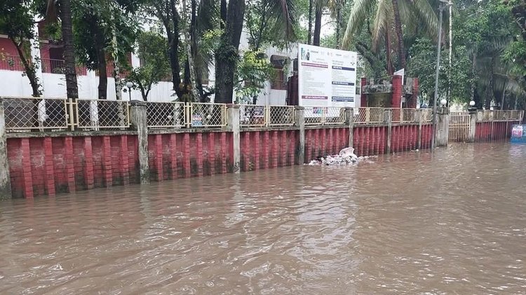 বৃষ্টিতে জলাবদ্ধ হয়ে পড়ে কুড়িগ্রাম জেলা প্রশাসকের কার্যালয়ের ফটক, পুলিশ লাইনস ফটক ও জজকোর্ট সড়কসহ বিভিন্ন এলাকা। ছবি: আজকের পত্রিকা