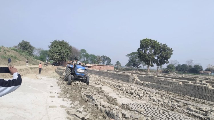 নষ্ট করা হচ্ছে নিউ বিআরবি ইটভাটার কাঁচা ইট। ছবি: আজকের পত্রিকা