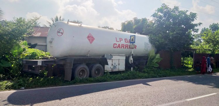 আজ ভোররাতে যশোর-চুকনগর সড়কের আলতাপোল চারমাথা এলাকায় বসতবাড়িতে ঢুকে পড়ে গ্যাসবাহী ট্যাংকার। ছবি: সংগৃহীত