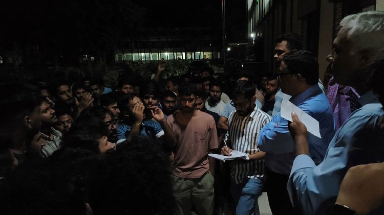 চার দাবিতে কিশোরগঞ্জ বিশ্ববিদ্যালয়ের শিক্ষার্থীরা বিক্ষোভ করেন। ছবি: আজকের পত্রিকা