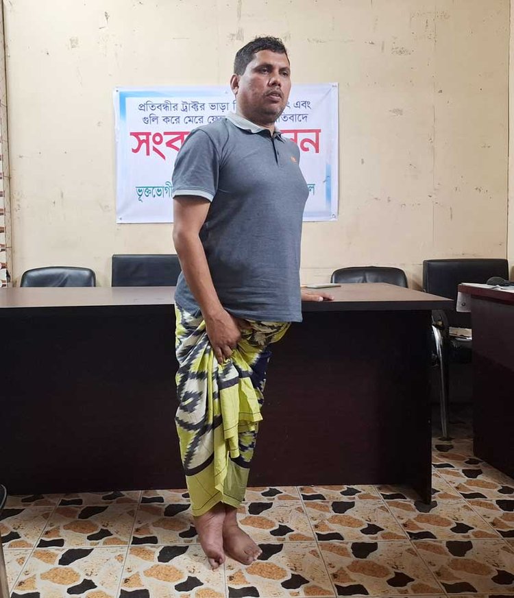 শারীরিক প্রতিবন্ধী মজিবুর রহমান নজরুল। ছবি: আজকের পত্রিকা