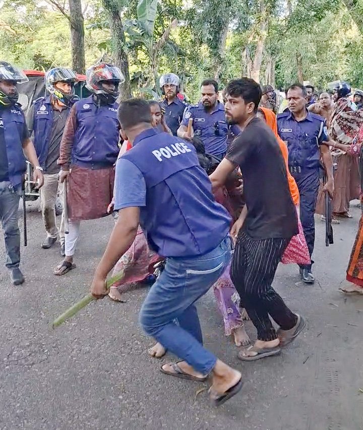 কিশোরগঞ্জ সদর উপজেলার বৌলাই পুরান বাজার এলাকায় আজ শুক্রবার দুপুরে যুবদলের দুই পক্ষের সংঘর্ষের সময় পুলিশ জড়িত ব্যক্তিদের আটক করে। ছবি: আজকের পত্রিকা
