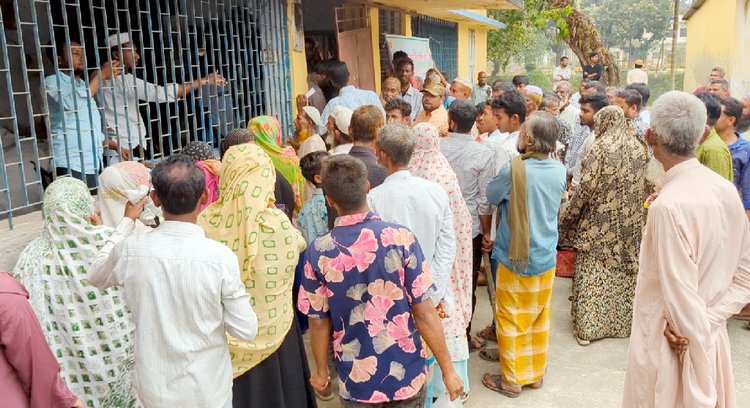 বীজ না পেয়ে আজ সোমবার দুপুরে কিশোরগঞ্জ পাট গবেষণা আঞ্চলিক কেন্দ্রের সামনে কৃষকেরা অবস্থান নিয়ে বিক্ষোভ করেন। ছবি: আজকের পত্রিকা