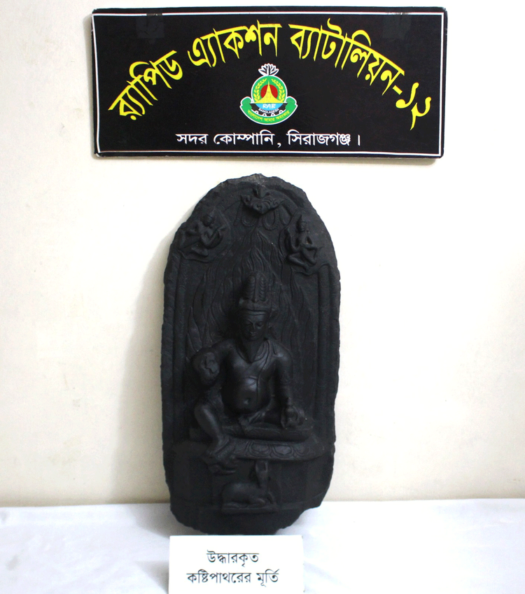 পাচারকারীদের হাত থেকে উদ্ধার করা কষ্টিপাথরের মূর্তি। ছবি: আজকের পত্রিকা