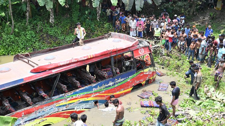 বালুবাহী ডাম্প ট্রাকের সঙ্গে সংঘর্ষে বাসটি খাদে পড়ে যায়। ছবি: আজকের পত্রিকা