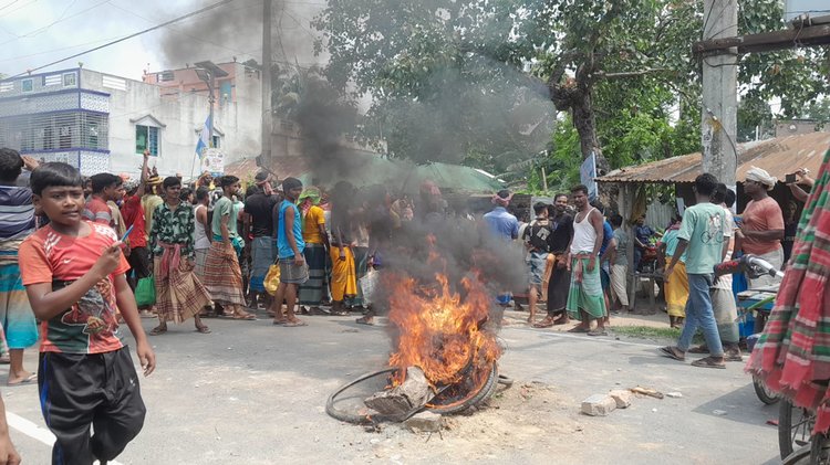 দৌলতপুরে বিড়িশ্রমিকেরা দাবি আদায়ে টায়ার জ্বালিয়ে সড়ক অবরোধ ও বিক্ষোভ করেন। ছবি: আজকের পত্রিকা