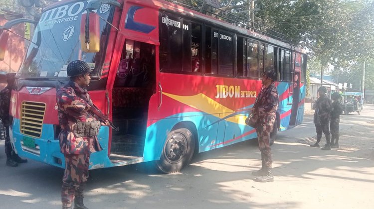 গুরুত্বপূর্ণ পয়েন্টগুলোতে অবৈধ অস্ত্র, বিস্ফোরক ও মাদকের অনুপ্রবেশ ঠেকাতে তল্লাশি কার্যক্রম জোরদার করা হয়েছে। ছবি: আজকের পত্রিকা