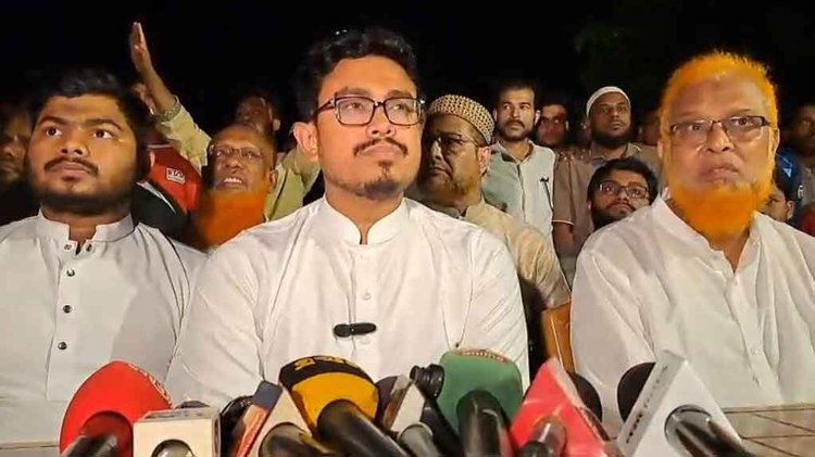 শহীদ আবরার ফাহাদের কবর জিয়ারত শেষে সাংবাদিকদের সামনে কথা বলেন সাদিক কায়েম। ছবি: আজকের পত্রিকা
