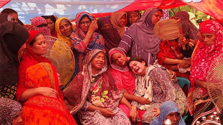 শাহরিয়ার অর্ণব রিউশার স্বজনদের আহাজারি। ছবি: আজকের পত্রিকা