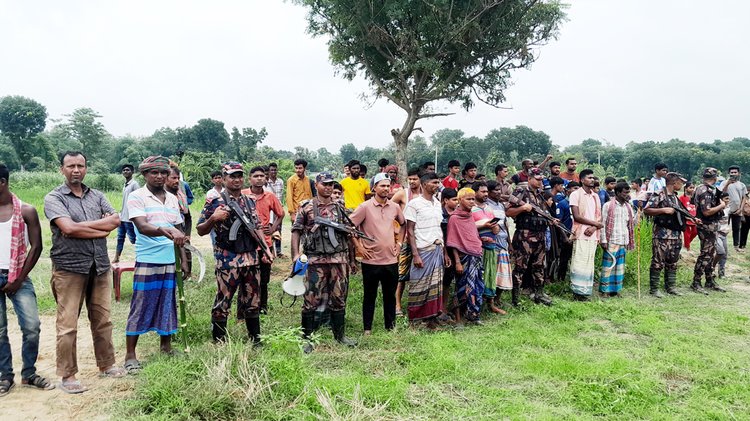 বিজিবি ও স্থানীয় বাসিন্দারা সতর্ক অবস্থানে। ছবি: আজকের পত্রিকা