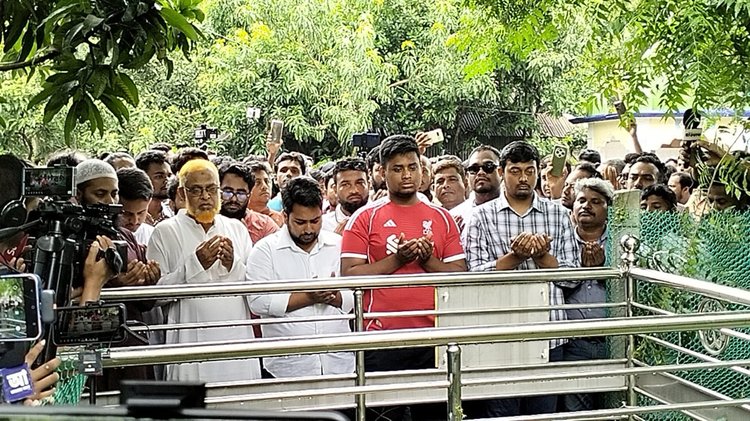 আজ মঙ্গলবার দুপুরে কুষ্টিয়ার কুমারখালীর রায়ডাঙ্গা গ্রামে আবরার ফাহাদের কবর জিয়ারত করেন এনসিপির নেতা-কর্মীরা। ছবি: আজকের পত্রিকা