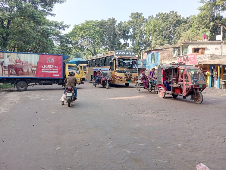 কুষ্টিয়া–খুলনা মহাসড়ক সংস্কারের দাবিতে ব্লকেড কর্মসূচি পালন করেছেন ইবি শিক্ষার্থীরা। ছবি: আজকের পত্রিকা