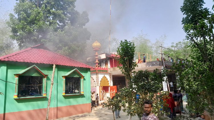 কুষ্টিয়ার দৌলতপুরের ফিলিপনগর ইউনিয়নে আজ শনিবার দুপুরে ‘শামিম বাবার দরবার শরিফ’ নামে পরিচিত পাকা স্থাপনায় হামলা, ভাঙচুর ও অগ্নিসংযোগ করা হয়। ছবি: আজকের পত্রিকা