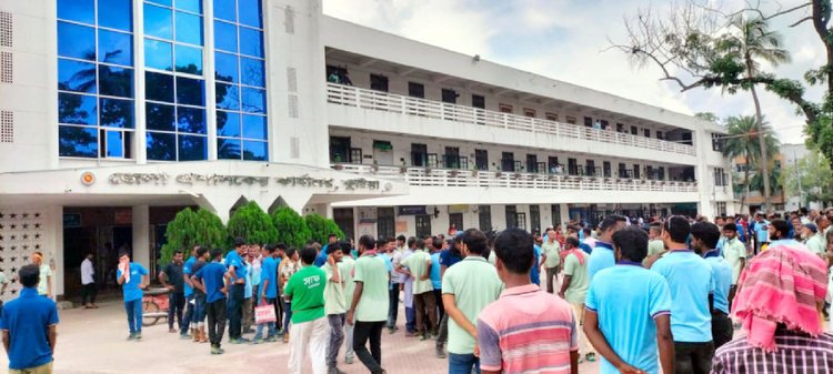 কুষ্টিয়ায় ব্রিটিশ আমেরিকান টোব্যাকো শ্রমিকেদের বিক্ষোভ। ছবি: আজকের পত্রিকা